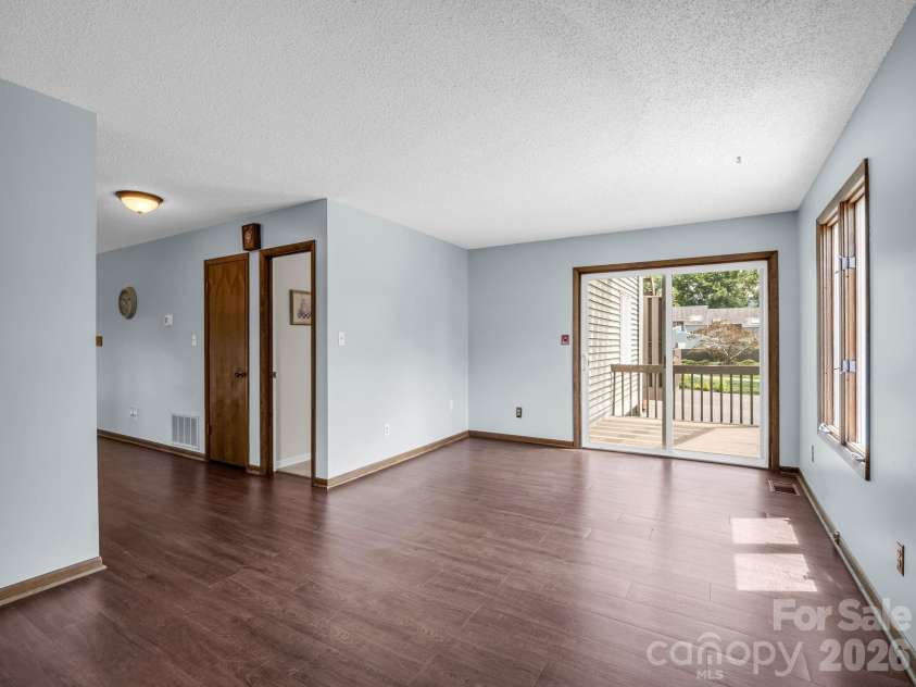 1 Lynx Drive, Black Mountain, NC 28711.  MLS# CAR4320026, YatesRealty ID 10799. 