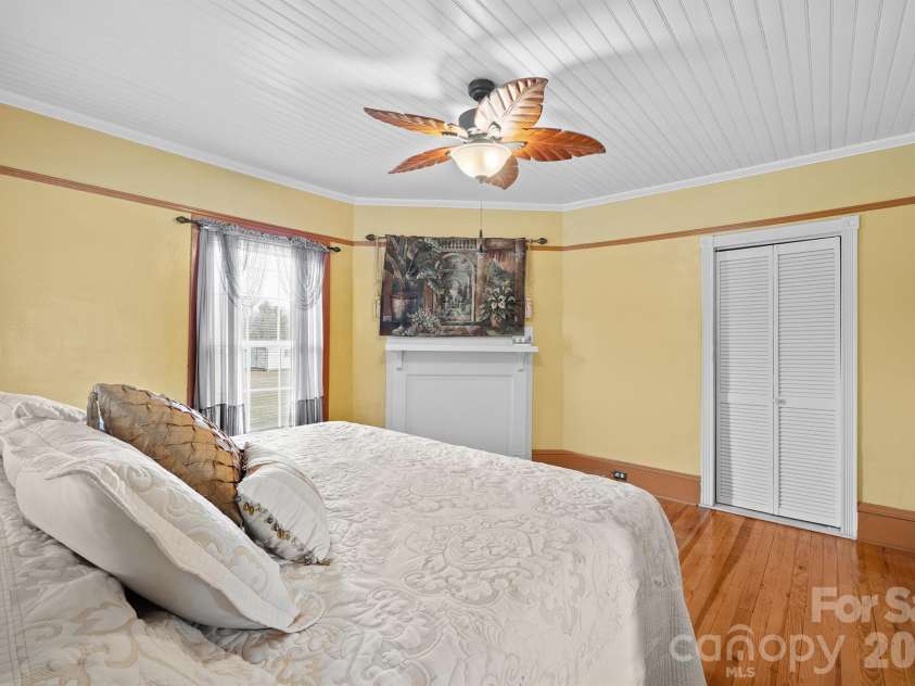 1244 21st Street, Hickory, NC 28601.  MLS# CAR4338743, YatesRealty ID 10800. 