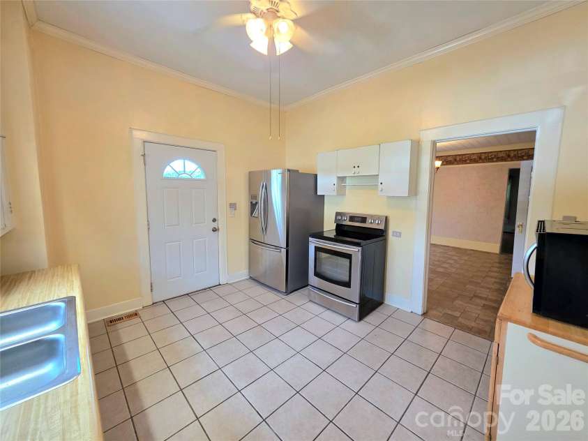 1244 21st Street, Hickory, NC 28601.  MLS# CAR4338743, YatesRealty ID 10800. Bright kitchen with room for everyday living