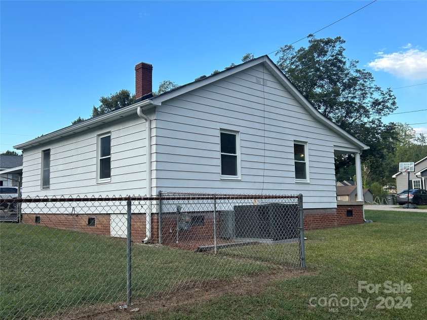 2407 Vale Avenue, Kannapolis, NC 28081.  MLS# CAR4184894, YatesRealty ID 10801. Fenced in backyard