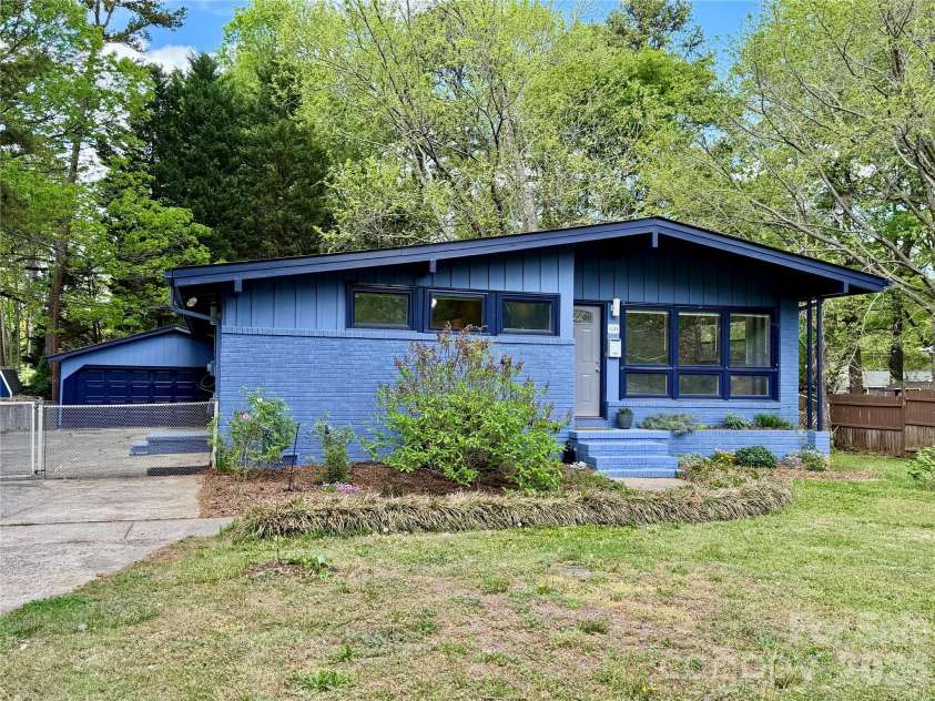 1511 Briarfield Drive, Charlotte, NC 28205.  MLS# CAR4367587, YatesRealty ID 10802. 