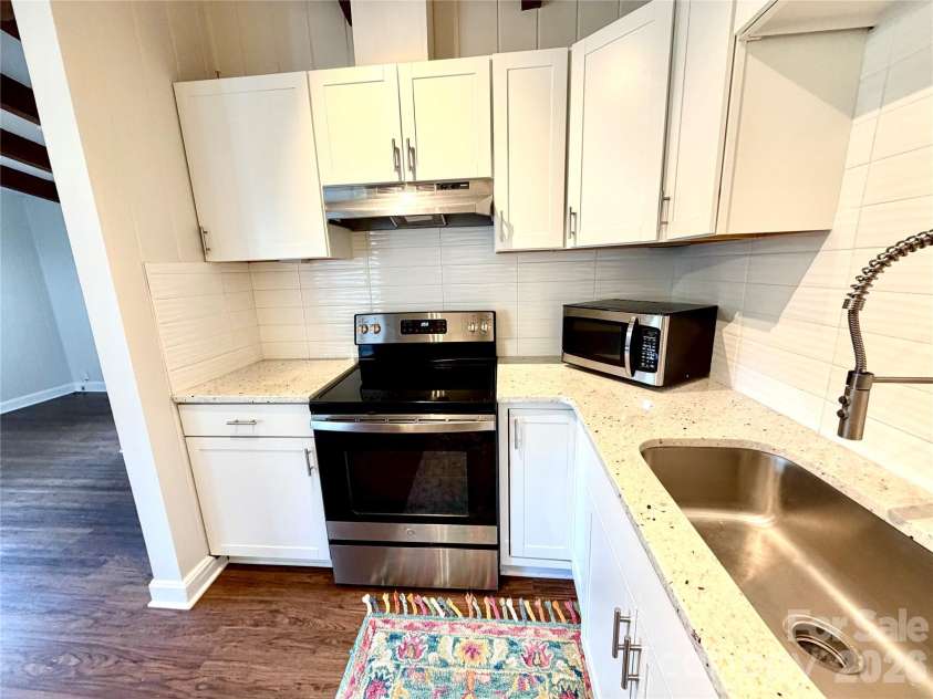 1511 Briarfield Drive, Charlotte, NC 28205.  MLS# CAR4367587, YatesRealty ID 10802. 