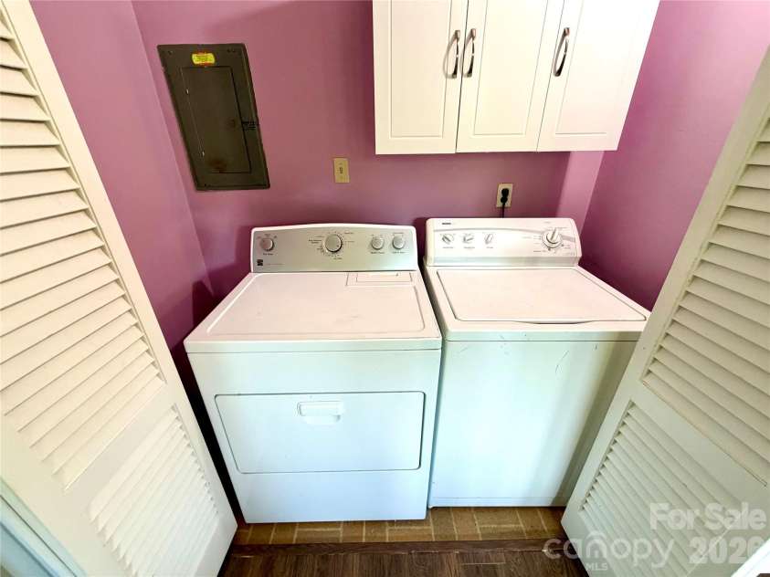 1511 Briarfield Drive, Charlotte, NC 28205.  MLS# CAR4367587, YatesRealty ID 10802. 