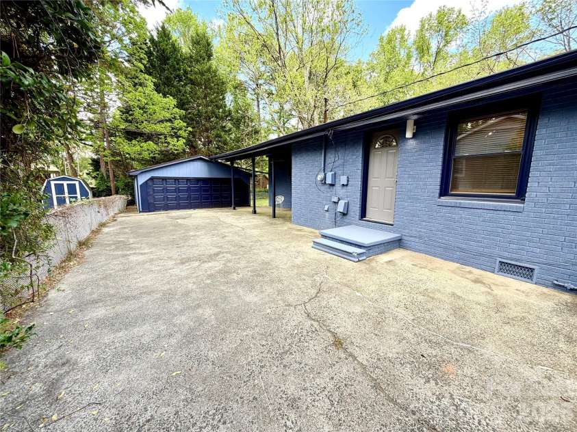 1511 Briarfield Drive, Charlotte, NC 28205.  MLS# CAR4367587, YatesRealty ID 10802. 