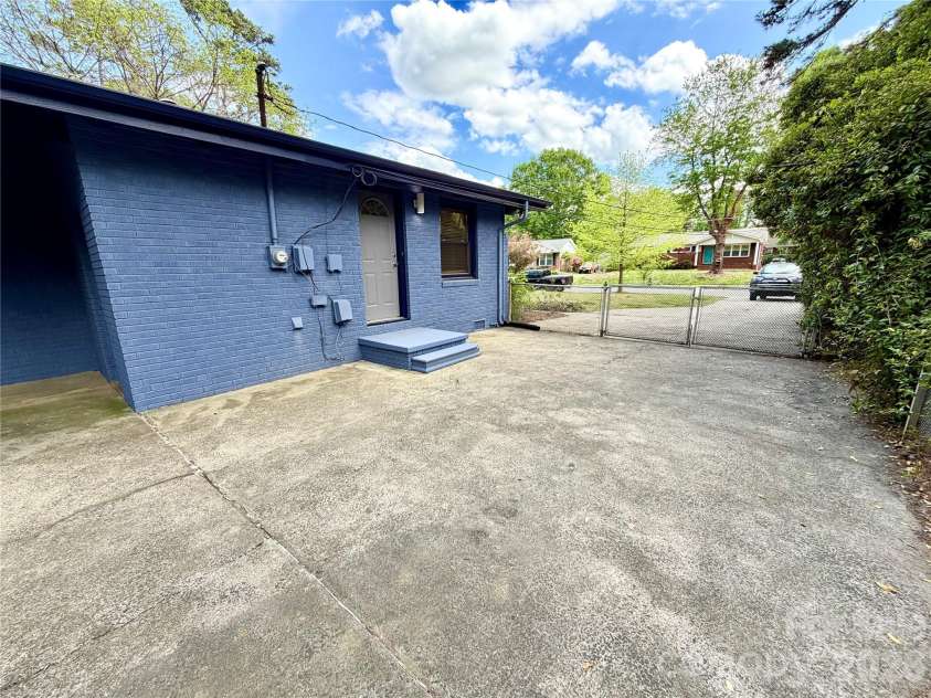 1511 Briarfield Drive, Charlotte, NC 28205.  MLS# CAR4367587, YatesRealty ID 10802. 