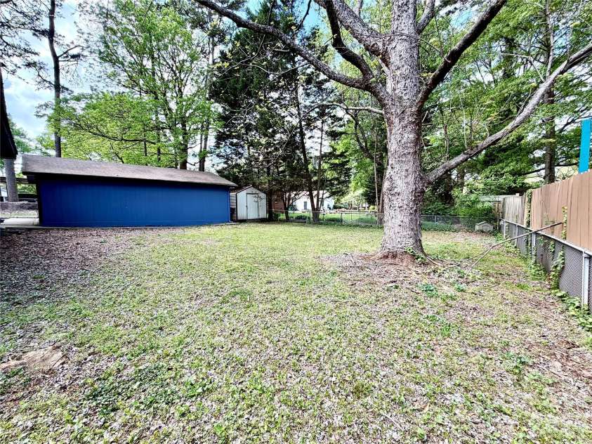 1511 Briarfield Drive, Charlotte, NC 28205.  MLS# CAR4367587, YatesRealty ID 10802. 