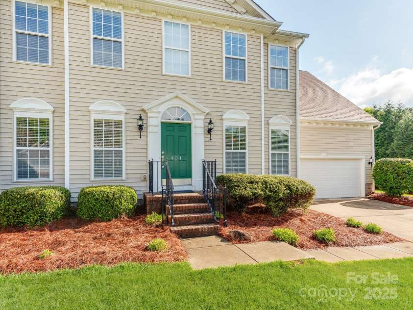 431 Harvest Terrace, Lake Wylie, SC 29710.  MLS# CAR4243638, YatesRealty ID 10806. Highly Sought-After Neighborhood with close proximity to grocery, shopping, Lake Wylie access, and schools!