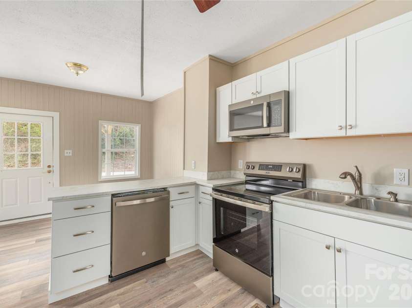 448 Sand Hill Road, Asheville, NC 28806.  MLS# CAR4360451, YatesRealty ID 10806. Main Level Unit