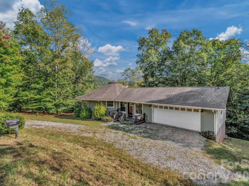 939 Morgan Hill Road, Black Mountain, NC 28711.  MLS# CAR4297863, YatesRealty ID 10812. 