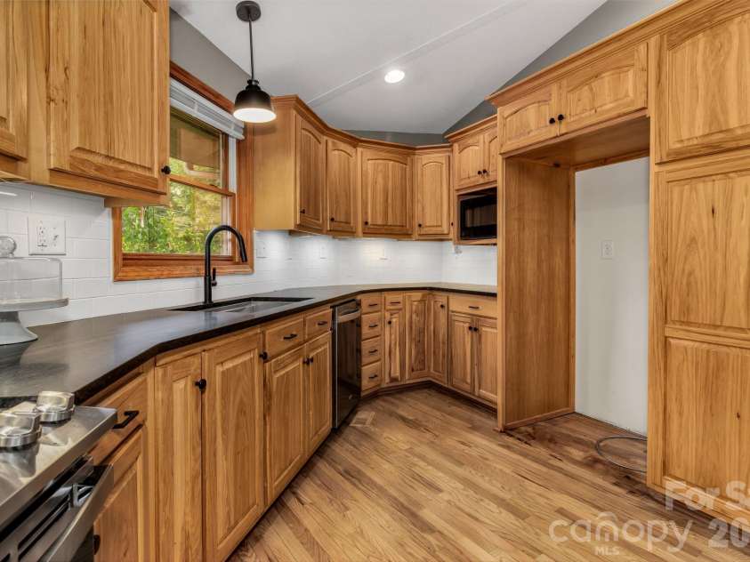 939 Morgan Hill Road, Black Mountain, NC 28711.  MLS# CAR4297863, YatesRealty ID 10812. 