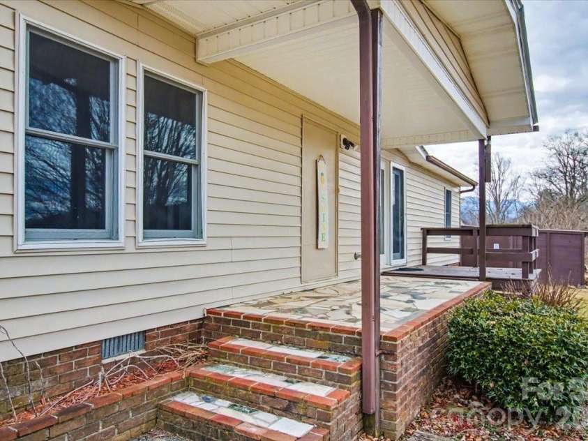 170 Styles Road, Burnsville, NC 28714.  MLS# CAR4350812, YatesRealty ID 10815. 