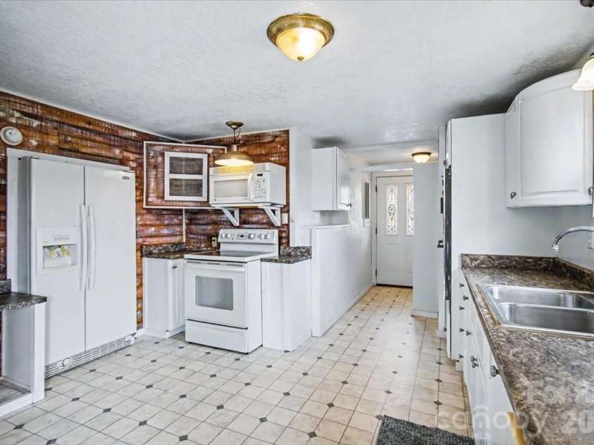 170 Styles Road, Burnsville, NC 28714.  MLS# CAR4350812, YatesRealty ID 10815. 