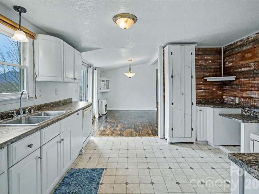 170 Styles Road, Burnsville, NC 28714.  MLS# CAR4350812, YatesRealty ID 10815. 