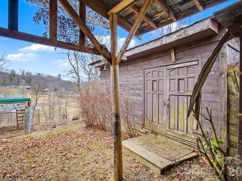 170 Styles Road, Burnsville, NC 28714.  MLS# CAR4350812, YatesRealty ID 10815. 