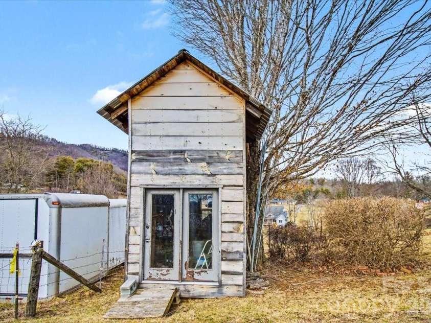 170 Styles Road, Burnsville, NC 28714.  MLS# CAR4350812, YatesRealty ID 10815. 
