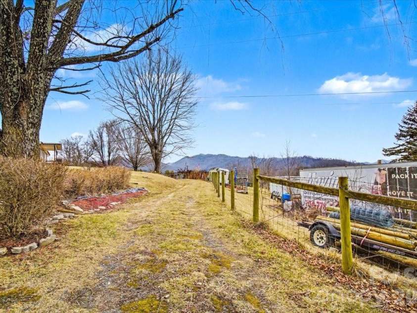170 Styles Road, Burnsville, NC 28714.  MLS# CAR4350812, YatesRealty ID 10815. 