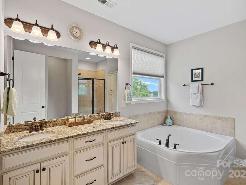 10423 Drake Hill Drive, Huntersville, NC 28078.  MLS# CAR4245339, YatesRealty ID 10819. 