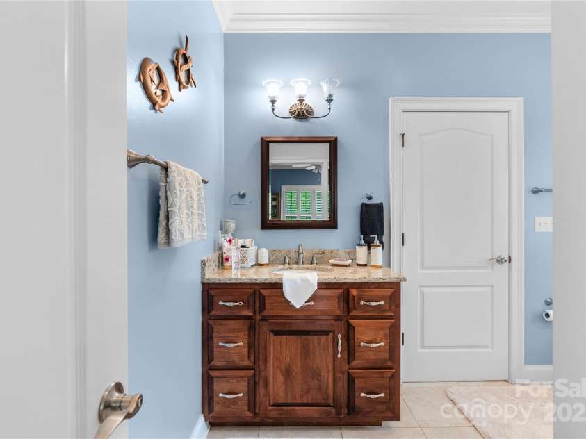 1201 Sunset Lane, Anderson, SC 29626.  MLS# CAR4224408, YatesRealty ID 1082. Full bathroom 2