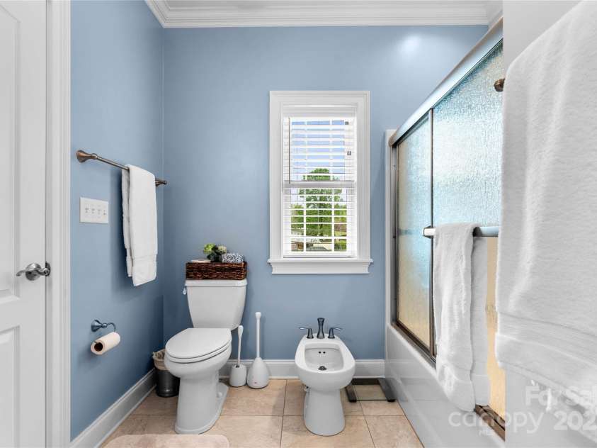 1201 Sunset Lane, Anderson, SC 29626.  MLS# CAR4224408, YatesRealty ID 1082. Full bathroom 2