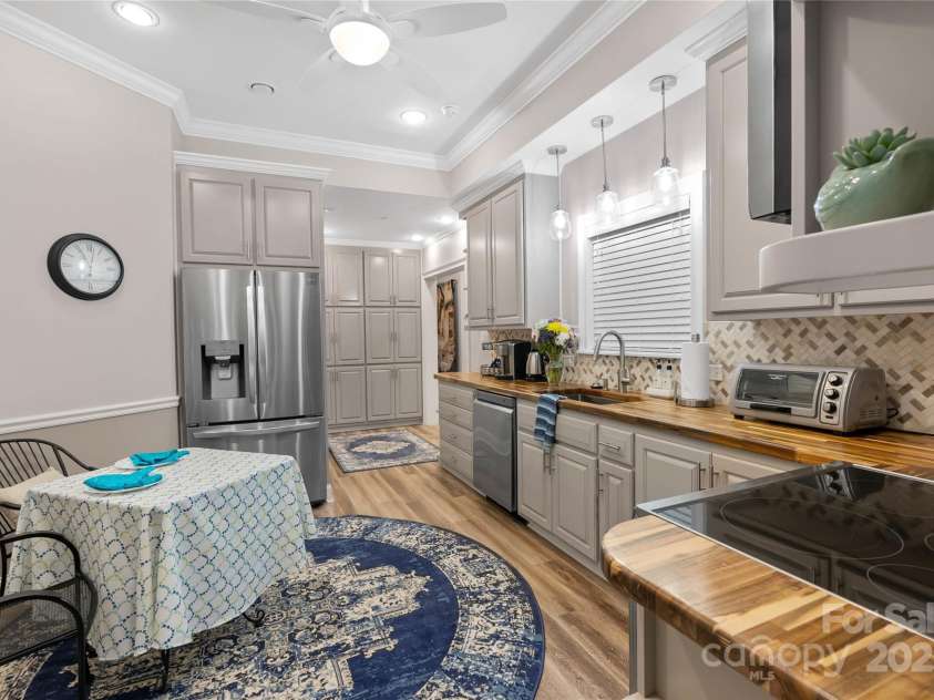 1201 Sunset Lane, Anderson, SC 29626.  MLS# CAR4224408, YatesRealty ID 1082. Fully equipped with custom-built cabinets