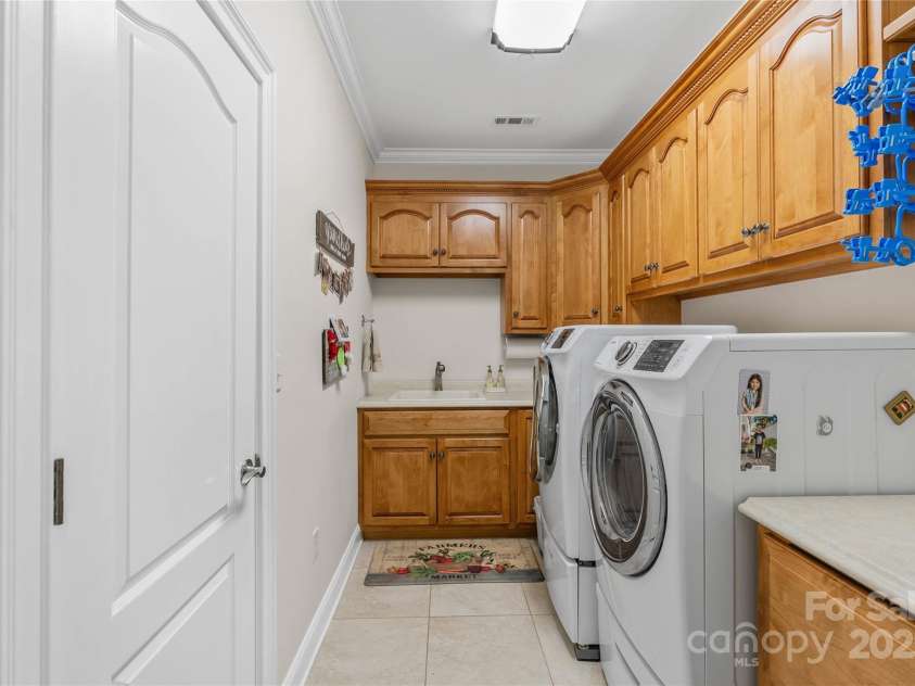 1201 Sunset Lane, Anderson, SC 29626.  MLS# CAR4224408, YatesRealty ID 1082. Generously proportioned laundry room