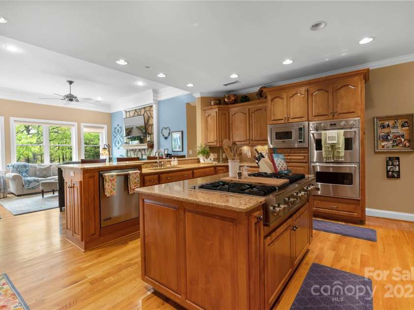 1201 Sunset Lane, Anderson, SC 29626.  MLS# CAR4224408, YatesRealty ID 1082. Viking 6 burner gas cooktop