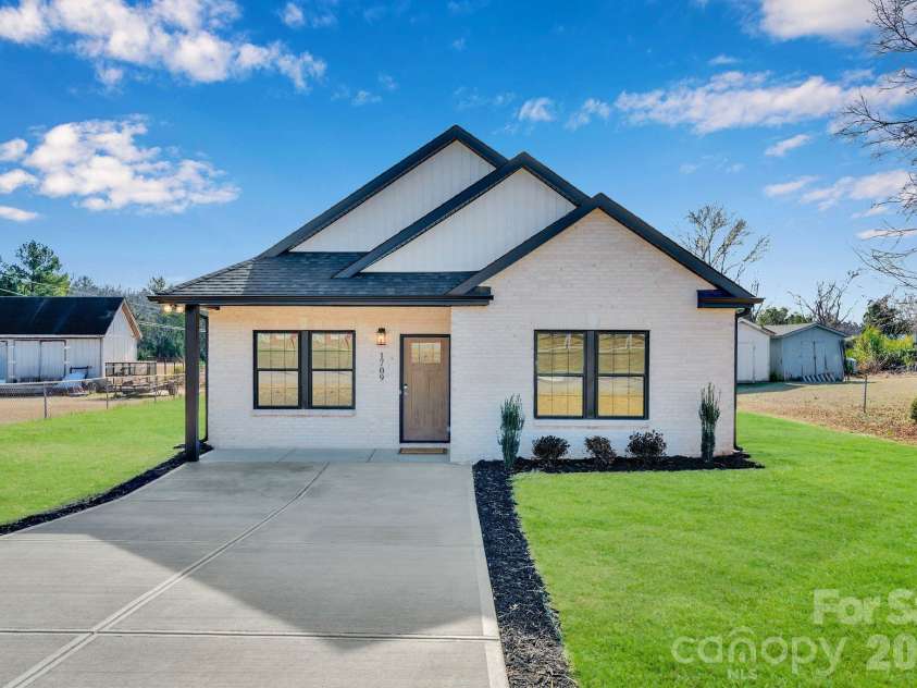 1709 College Plaza, Rock Hill, SC 29730.  MLS# CAR4337314, YatesRealty ID 10820. 