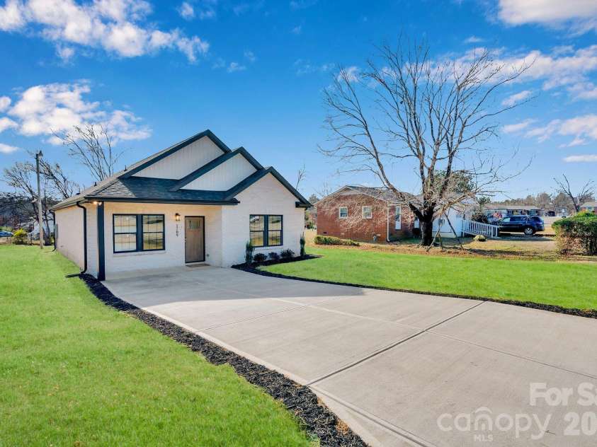 1709 College Plaza, Rock Hill, SC 29730.  MLS# CAR4337314, YatesRealty ID 10820. 