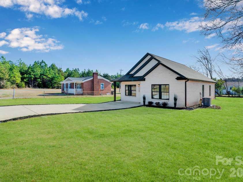 1709 College Plaza, Rock Hill, SC 29730.  MLS# CAR4337314, YatesRealty ID 10820. 