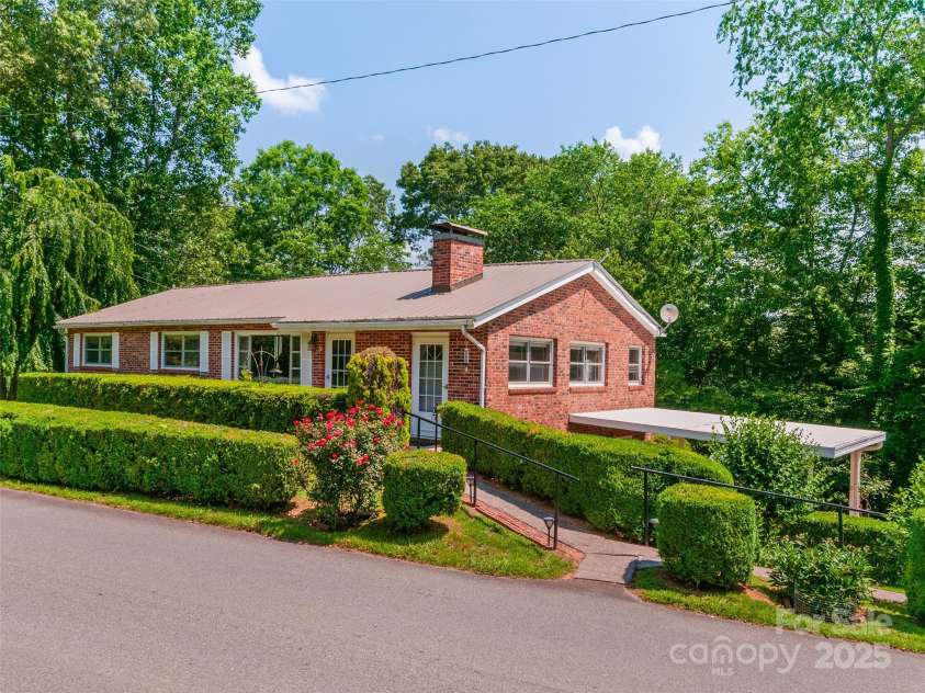 167 Panorama Drive, Franklin, NC 28734.  MLS# CAR4267910, YatesRealty ID 10823. 