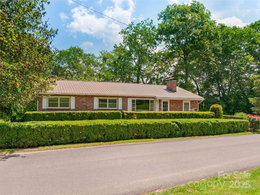 167 Panorama Drive, Franklin, NC 28734.  MLS# CAR4267910, YatesRealty ID 10823. 