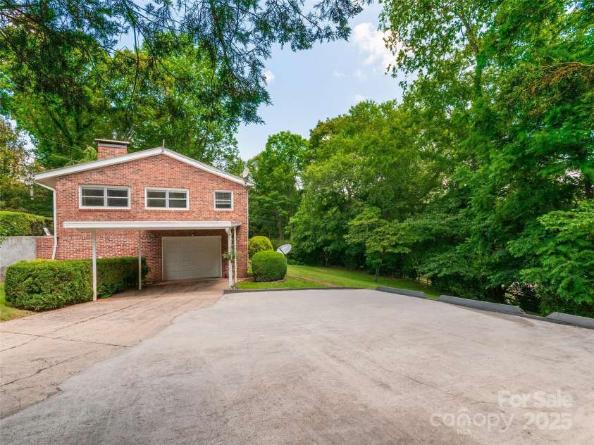 167 Panorama Drive, Franklin, NC 28734.  MLS# CAR4267910, YatesRealty ID 10823. 
