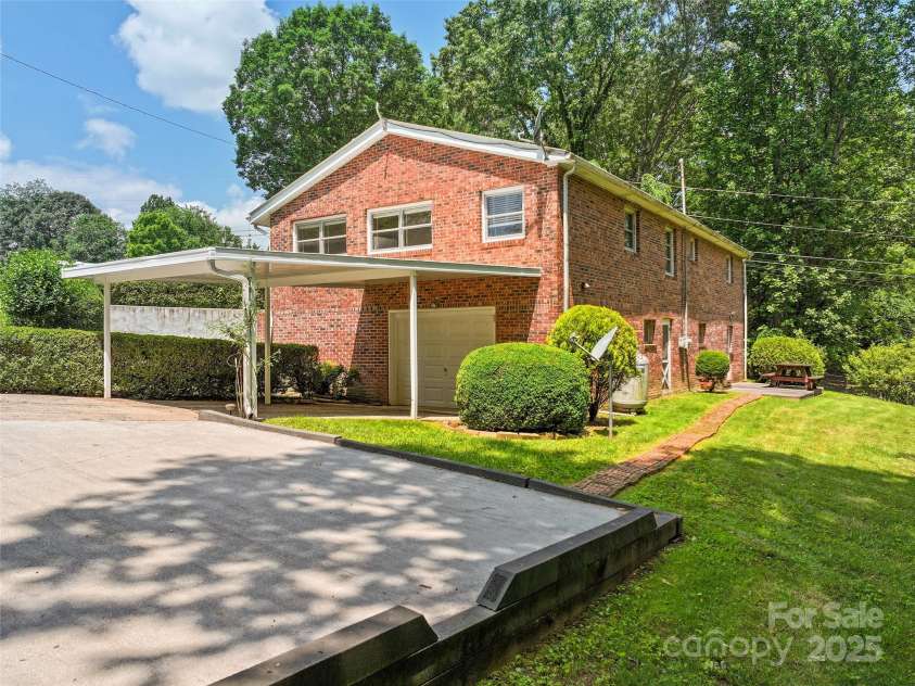 167 Panorama Drive, Franklin, NC 28734.  MLS# CAR4267910, YatesRealty ID 10823. 