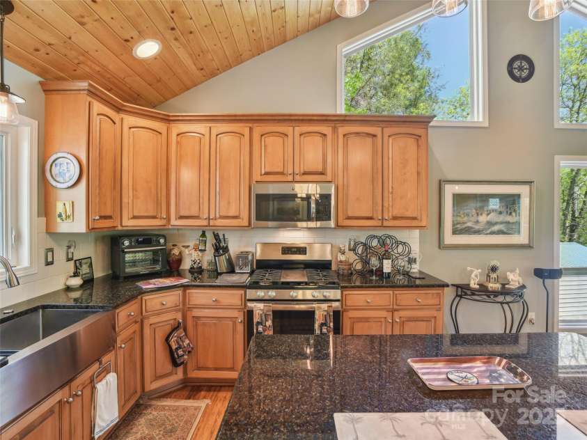 603 Oleta Road, Hendersonville, NC 28792.  MLS# CAR4252502, YatesRealty ID 10823. 