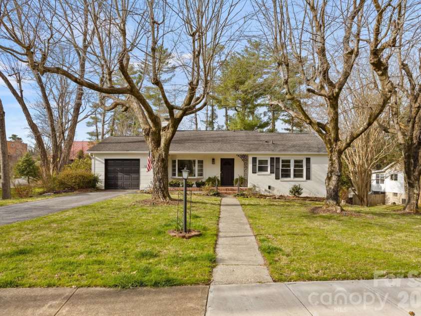 1223 Oakland Street, Hendersonville, NC 28792.  MLS# CAR4345290, YatesRealty ID 10824. 