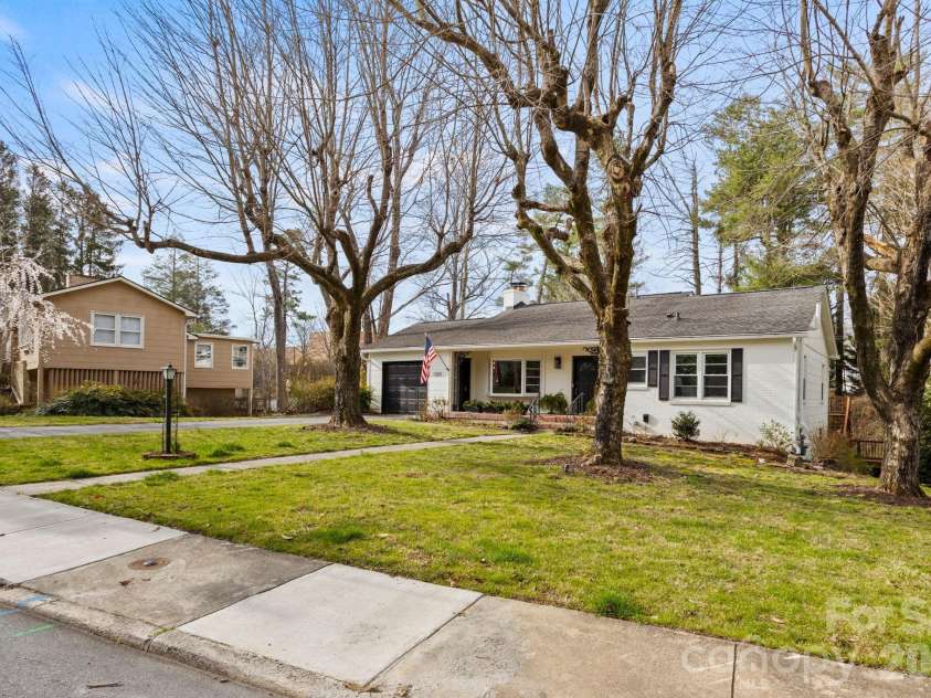 1223 Oakland Street, Hendersonville, NC 28792.  MLS# CAR4345290, YatesRealty ID 10824. 