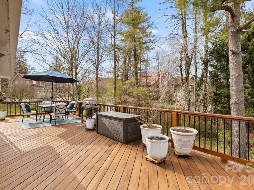 1223 Oakland Street, Hendersonville, NC 28792.  MLS# CAR4345290, YatesRealty ID 10824. 