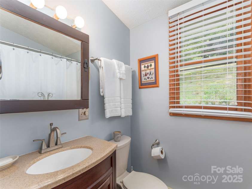 21 Flint Lane, Maggie Valley, NC 28751.  MLS# CAR4181508, YatesRealty ID 10824. Primary Bathroom