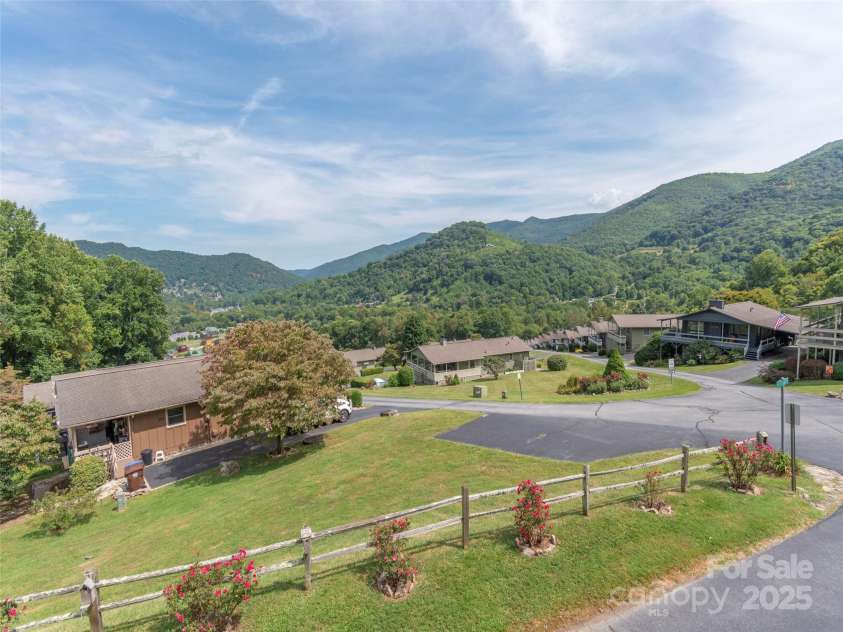 21 Flint Lane, Maggie Valley, NC 28751.  MLS# CAR4181508, YatesRealty ID 10824. Shared Common Space for Additional Guest Parking