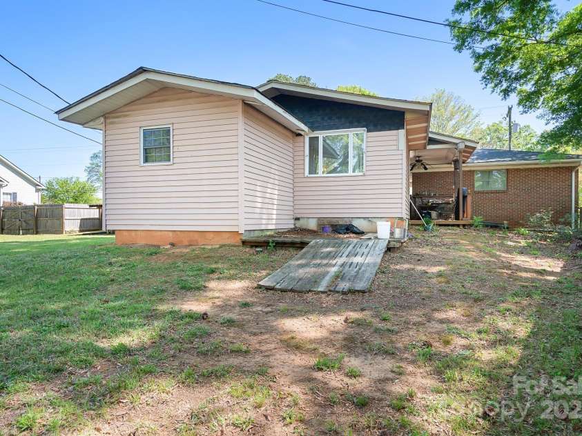 3265 Innes Street, Salisbury, NC 28144.  MLS# CAR4249369, YatesRealty ID 10828. 