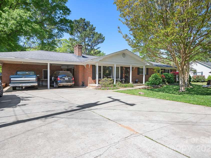 3265 Innes Street, Salisbury, NC 28144.  MLS# CAR4249369, YatesRealty ID 10828. 