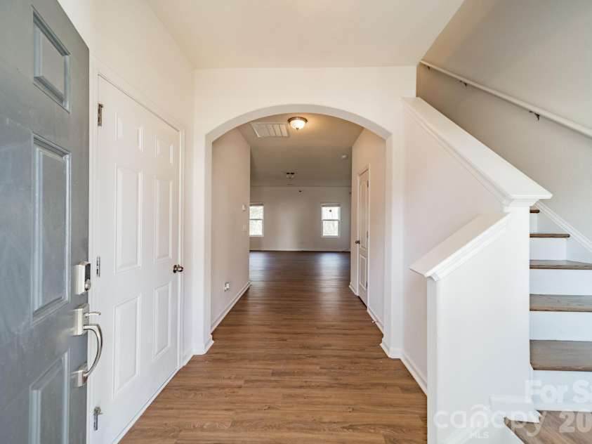 8315 Paw Valley Lane, Charlotte, NC 28214.  MLS# CAR4347450, YatesRealty ID 10828. Front Entry/Foyer