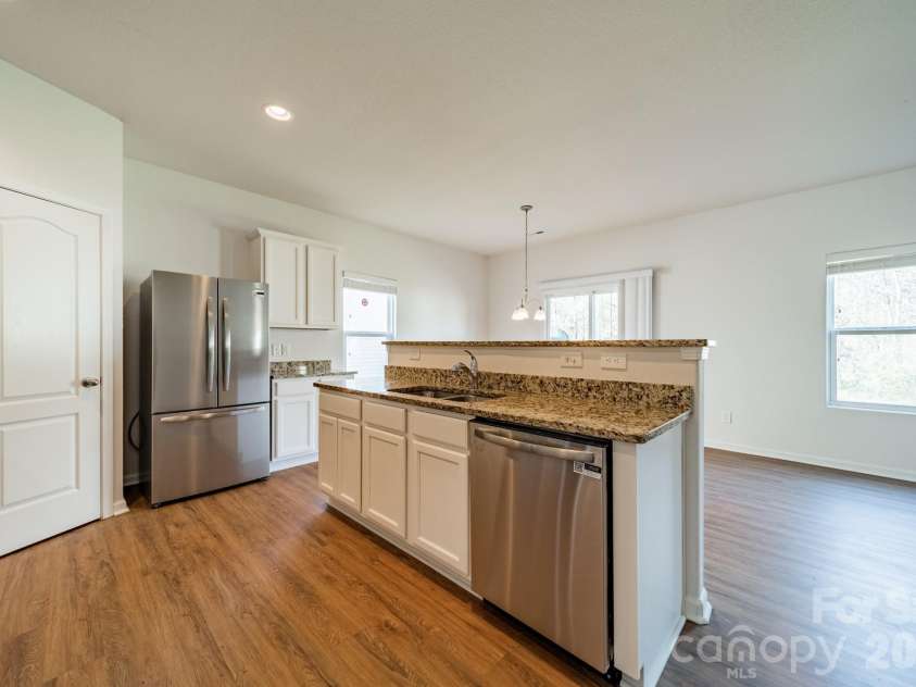 8315 Paw Valley Lane, Charlotte, NC 28214.  MLS# CAR4347450, YatesRealty ID 10828. Kitchen