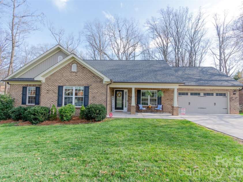6729 Rollingwood Drive, Clemmons, NC 27012.  MLS# CAR4356578, YatesRealty ID 10830. 