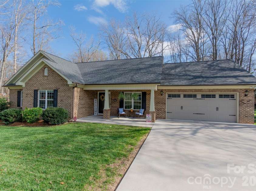 6729 Rollingwood Drive, Clemmons, NC 27012.  MLS# CAR4356578, YatesRealty ID 10830. 