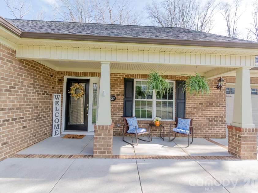 6729 Rollingwood Drive, Clemmons, NC 27012.  MLS# CAR4356578, YatesRealty ID 10830. 