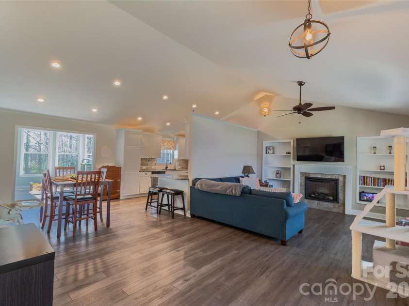 6729 Rollingwood Drive, Clemmons, NC 27012.  MLS# CAR4356578, YatesRealty ID 10830. 