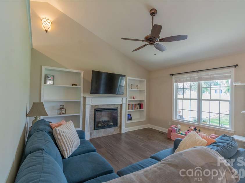 6729 Rollingwood Drive, Clemmons, NC 27012.  MLS# CAR4356578, YatesRealty ID 10830. 