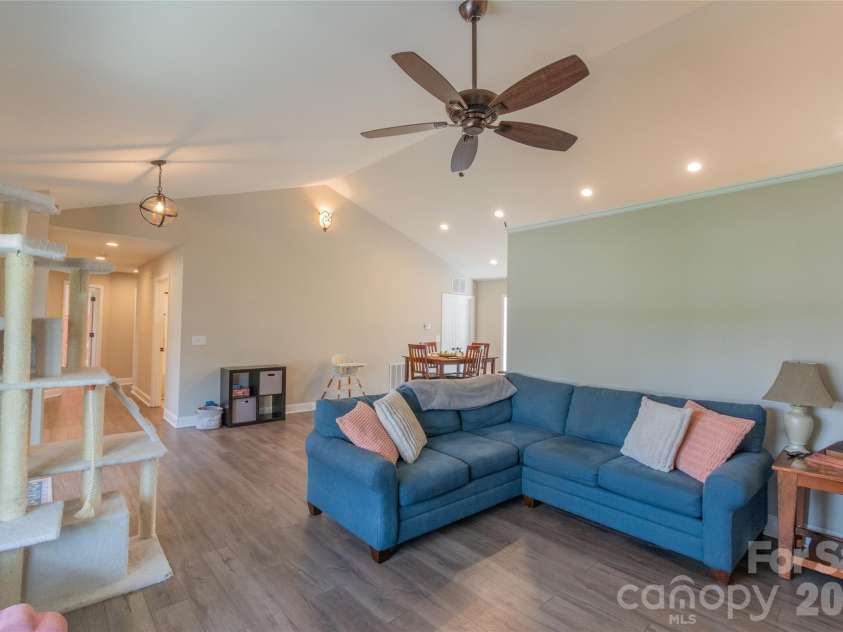 6729 Rollingwood Drive, Clemmons, NC 27012.  MLS# CAR4356578, YatesRealty ID 10830. 