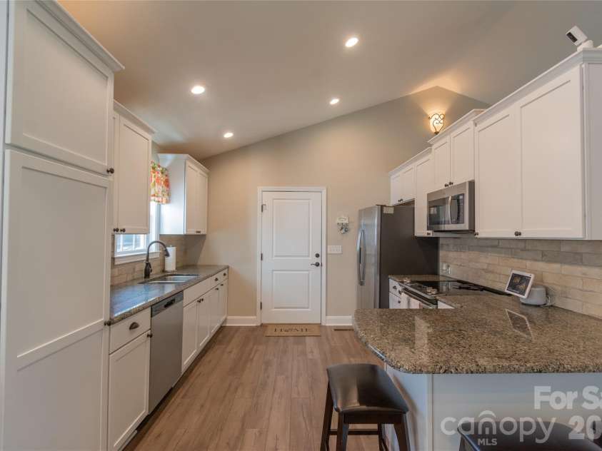 6729 Rollingwood Drive, Clemmons, NC 27012.  MLS# CAR4356578, YatesRealty ID 10830. 